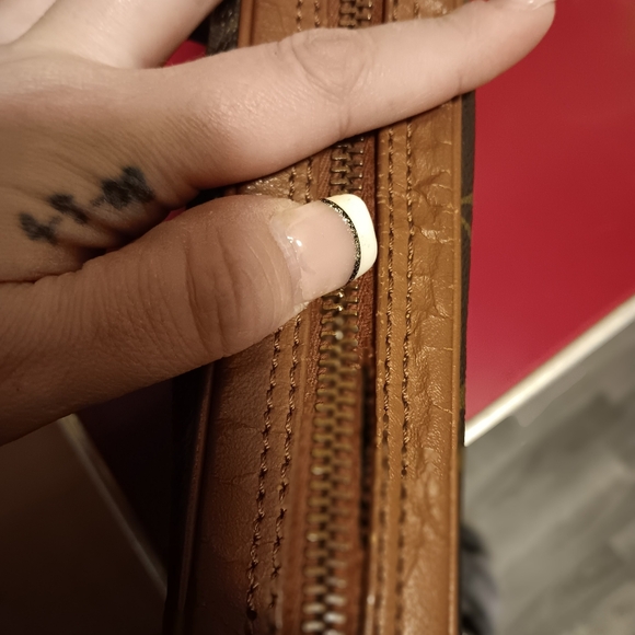 Lv Bag With D Rings (minor Zipper Fray) - Picture 5 of 7